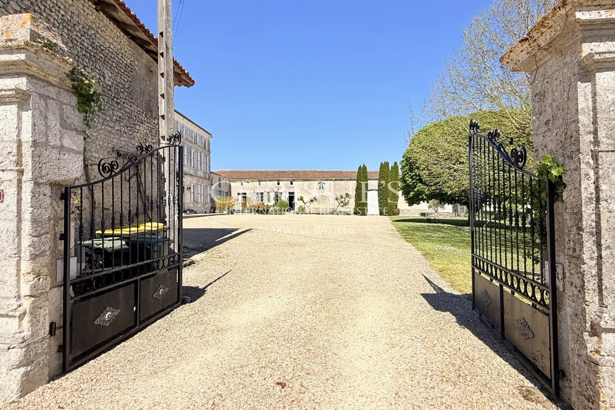 Luxury House for sale in Barbezieux Saint Hilaire, 975 000 €, Photo 2