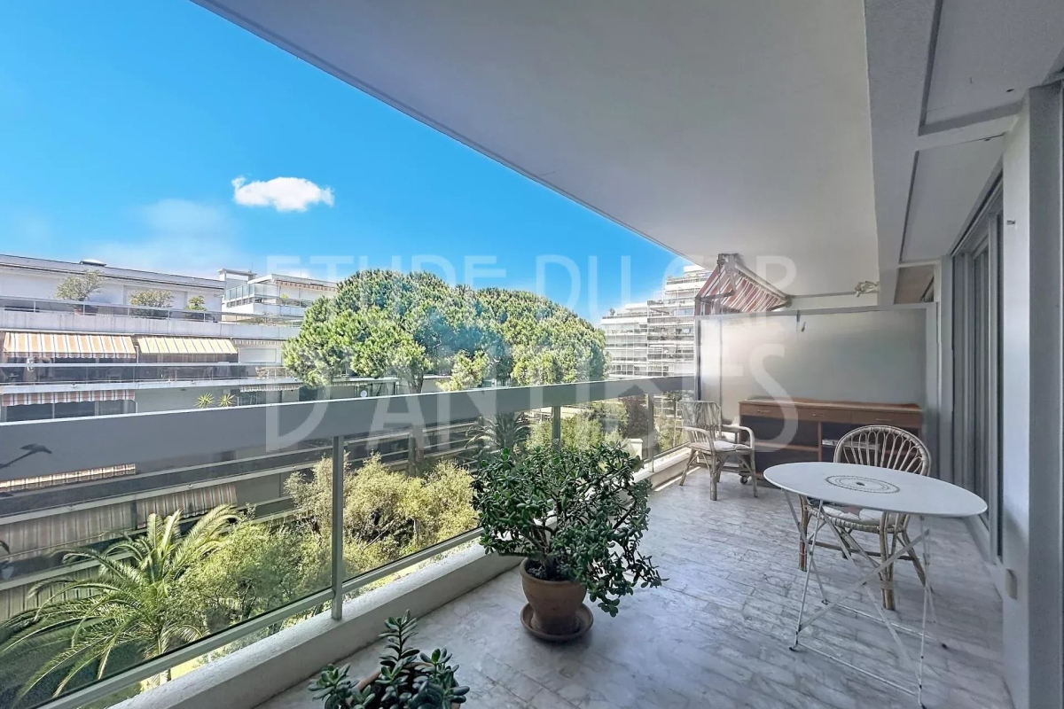 Luxury Apartment for sale in Antibes, 395 000 €, Photo 1