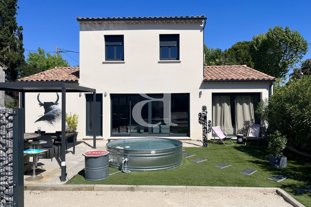 Maison de luxe à vendre à Saint Étienne-du-Grès, 695 000 €, Photo 1