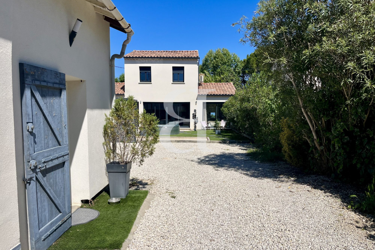 Maison de luxe à vendre à Saint Étienne-du-Grès, 669 000 €, Photo 2