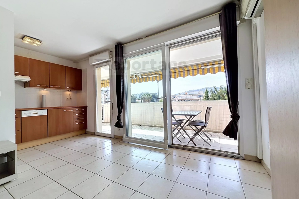 Appartement de luxe à vendre à Le Golfe Juan, 225 000 €, Photo 3