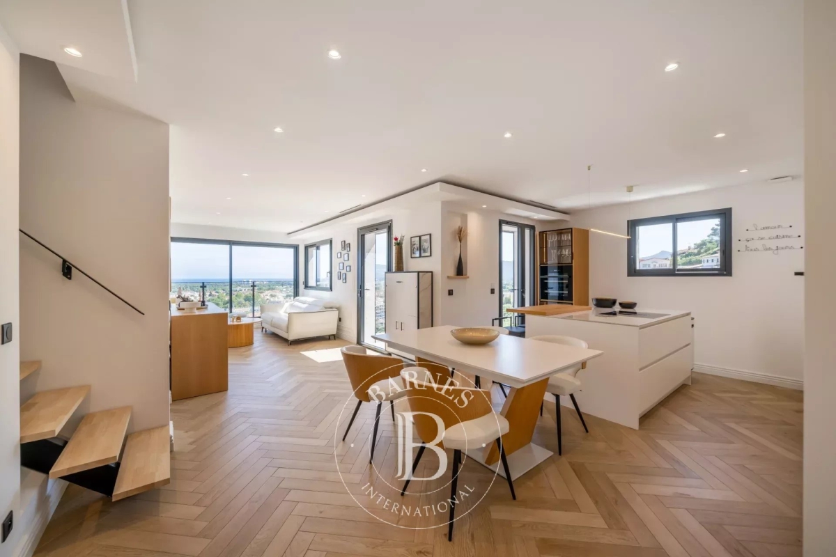 Luxury Apartment for sale in Mandelieu-la-Napoule, 770 000 €, Photo 2