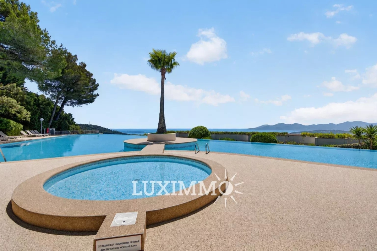 Luxury Apartment for sale in Le Cannet, 630 000 €, Photo 1
