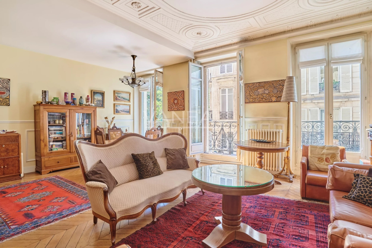 Luxury Apartment for sale in Paris 8Ème, 1 200 000 €, Photo 2