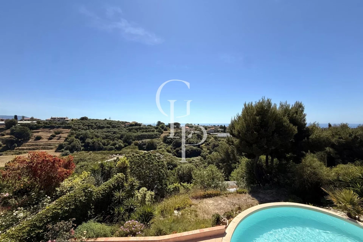 Luxury House for sale in Cagnes-sur-Mer, 780 000 €, Photo 1