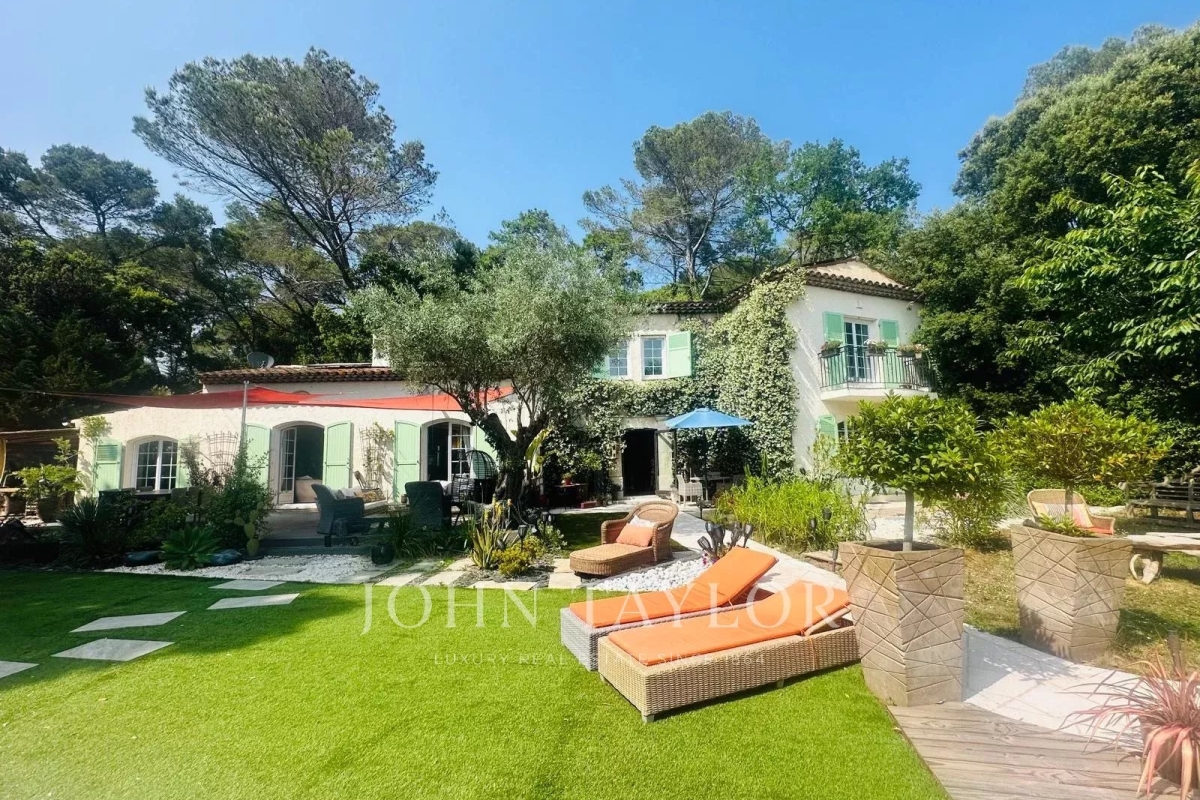 Maison de luxe à vendre à Roquefort-les-Pins, 1 699 000 €, Photo 1