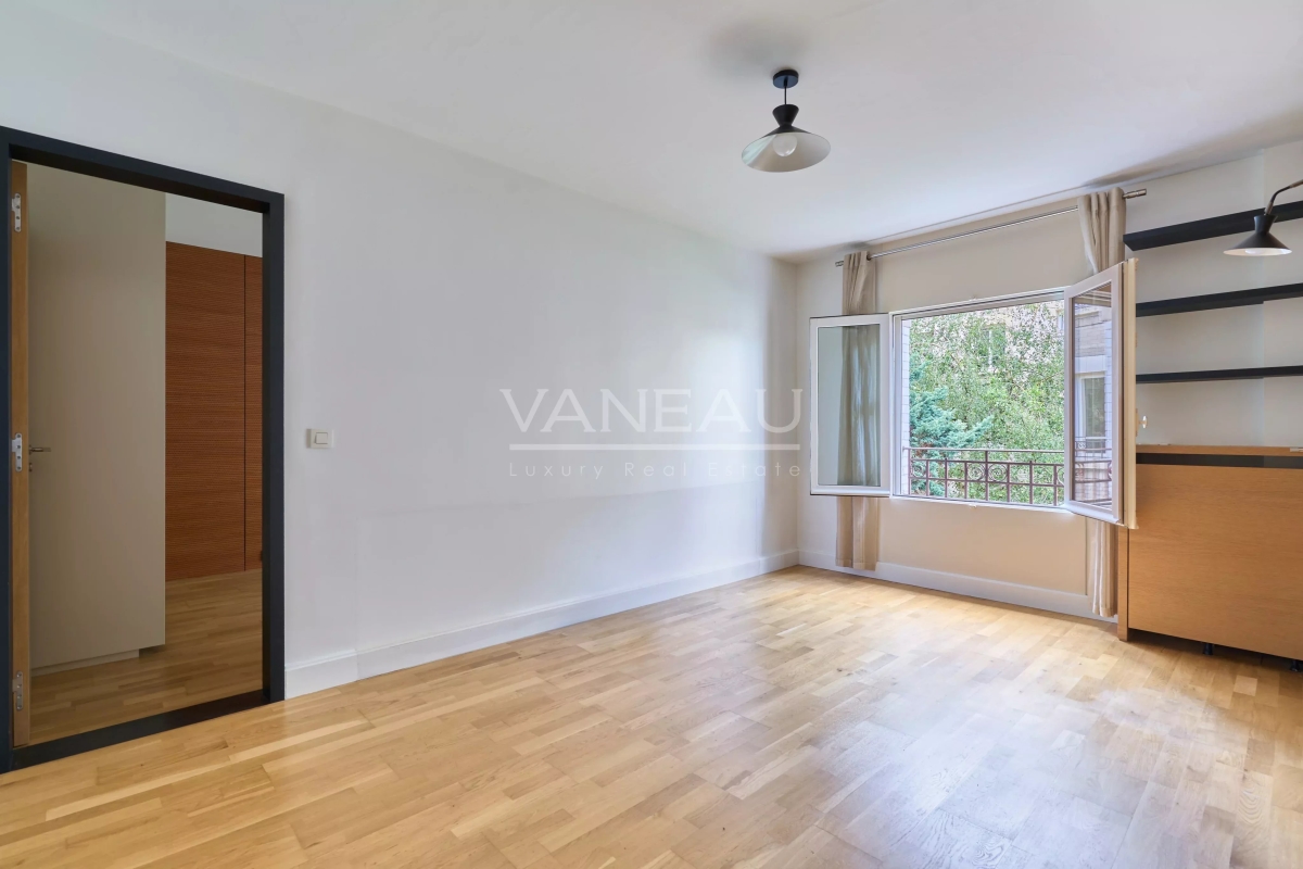 Luxury Apartment for sale in Courbevoie, 310 000 €, Photo 2
