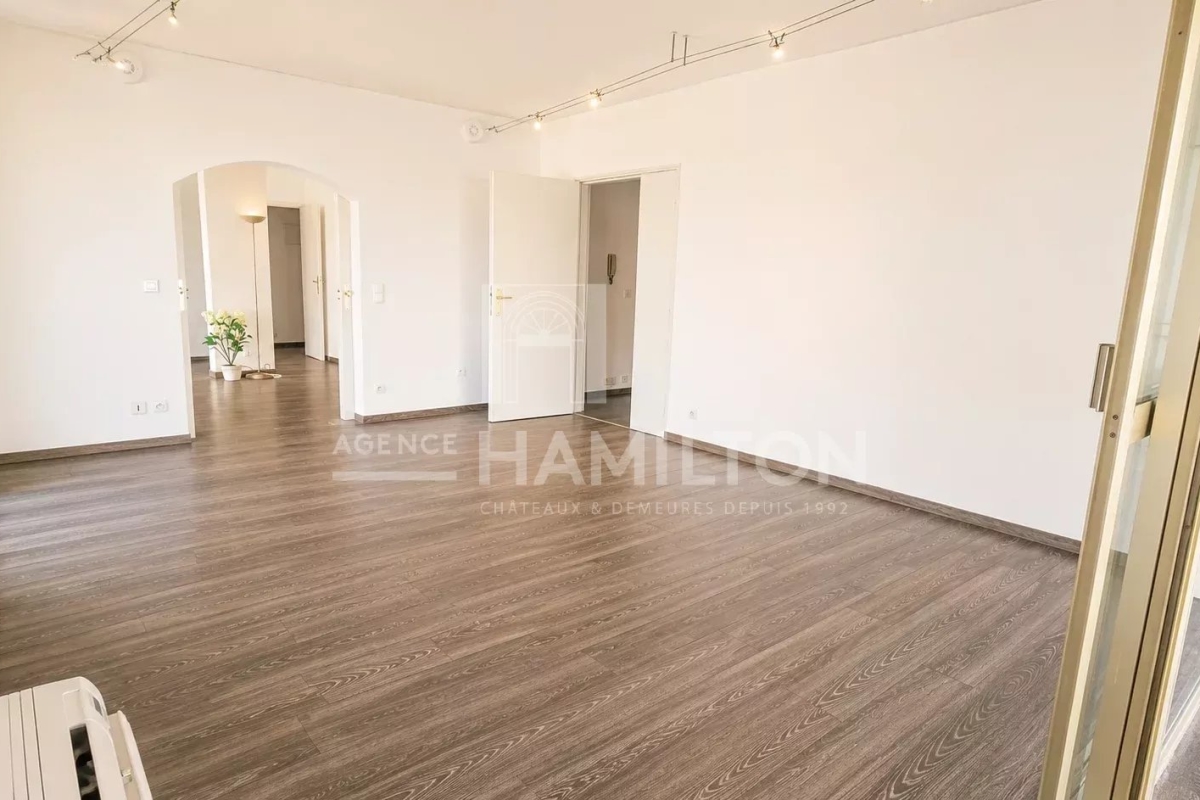 Luxury Apartment for sale in Mandelieu-la-Napoule, 675 000 €, Photo 3