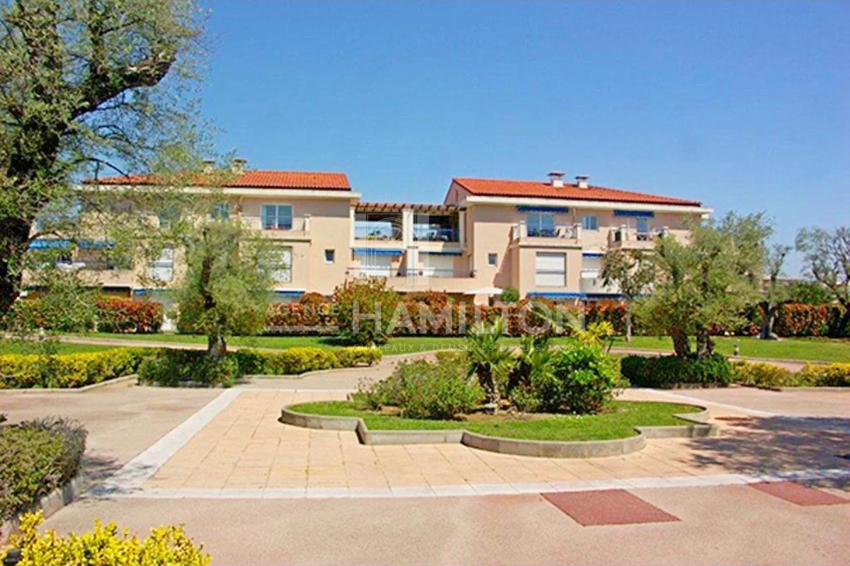 Luxury Apartment for sale in Antibes, 568 000 €, Photo 1