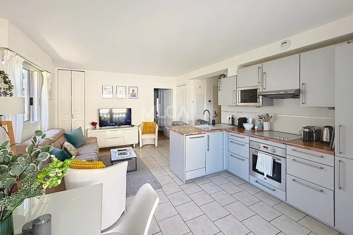 Luxury Apartment for sale in Antibes, 372 000 €, Photo 3