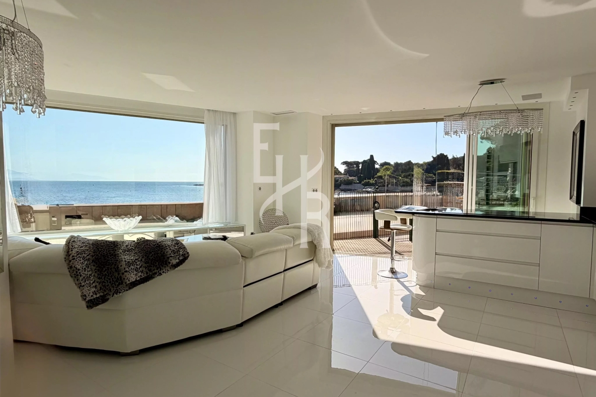 Luxury Apartment for sale in Antibes, 695 000 €, Photo 1