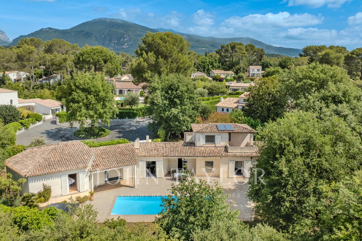 Maison de luxe à vendre à Roquefort-les-Pins, 1 590 000 €, Photo 1