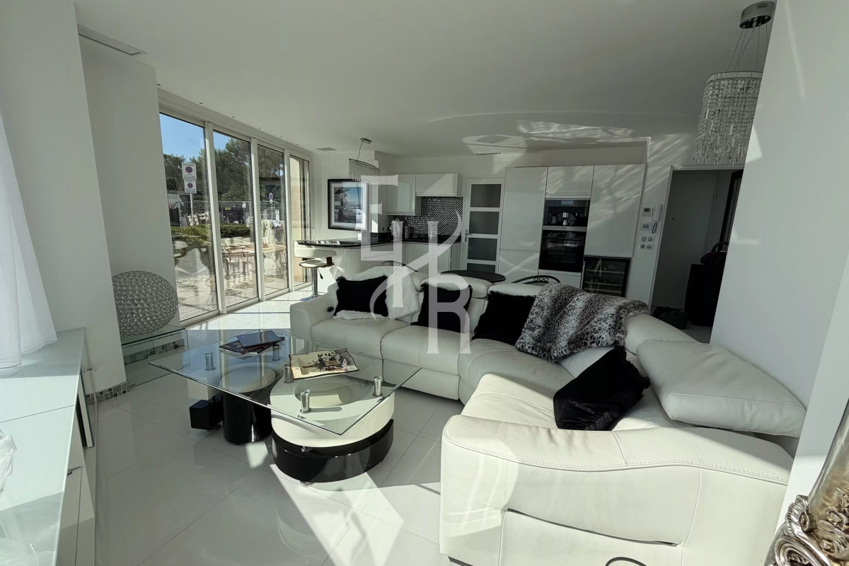 Luxury Apartment for sale in Antibes, 695 000 €, Photo 3