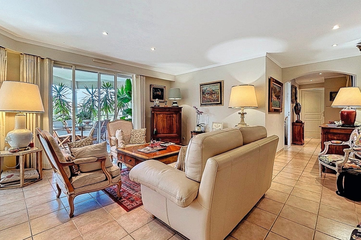 Luxury Apartment for sale in Saint-Raphaël, 680 000 €, Photo 2