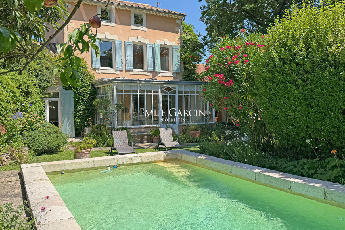 Maison de luxe à vendre à Saint-Saturnin-Lès-Avignon, 770 000 €, Photo 1