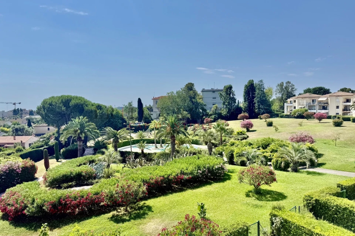 Luxury Apartment for rental in Cap d'Antibes, 1 800 €, Photo 2
