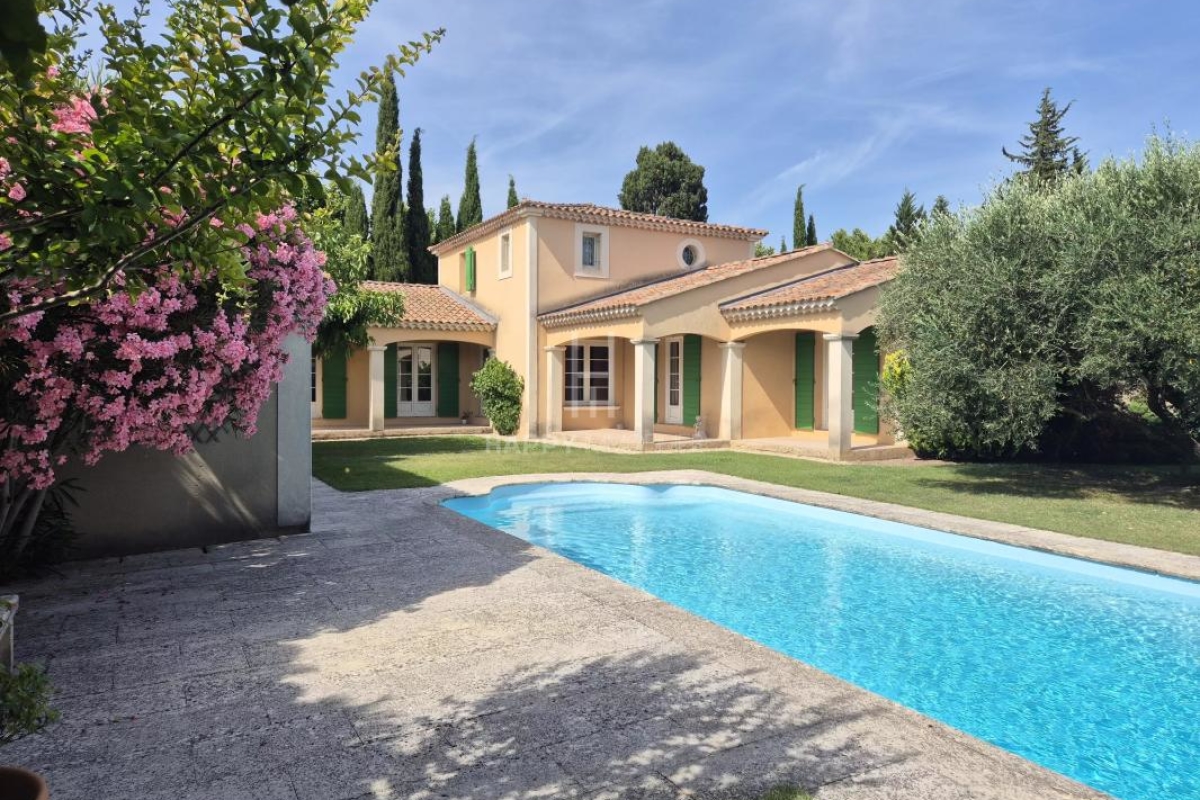 Luxury House for sale in Graveson, 560 000 €, Photo 1