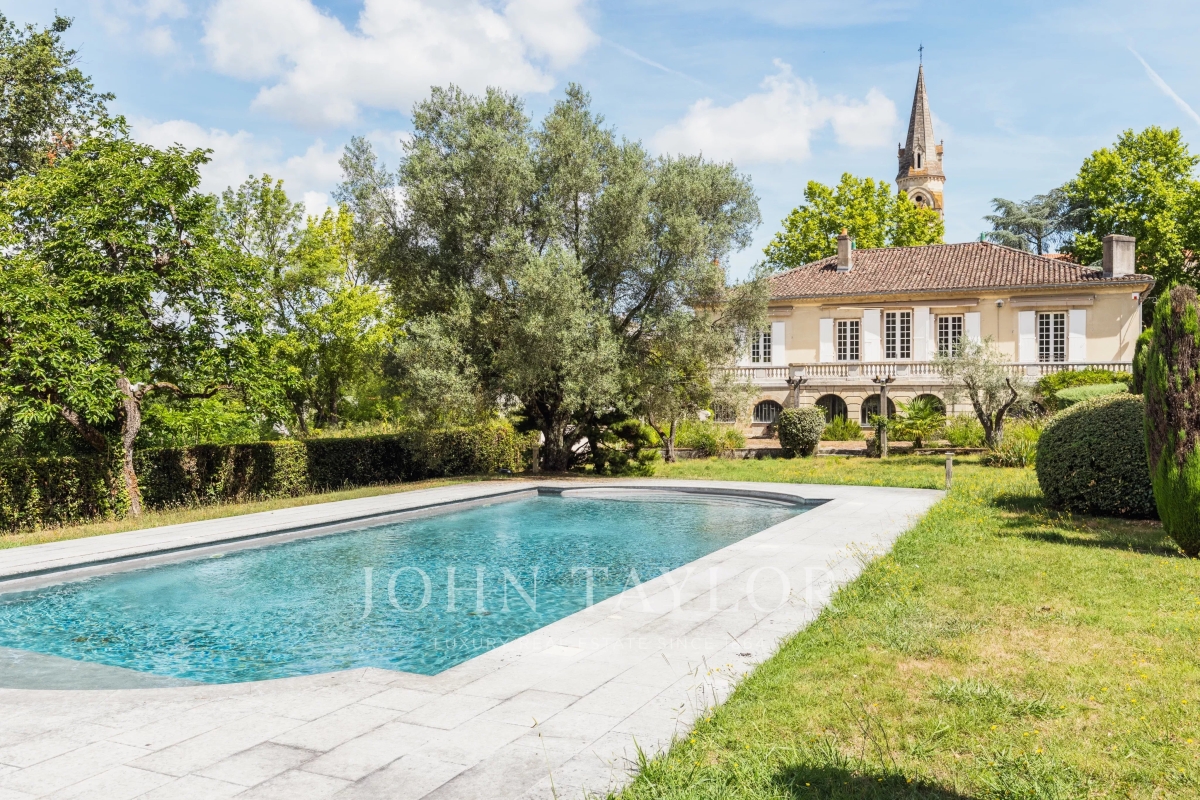 Maison de luxe à louer à Cenon, 4 950 €, Photo 1