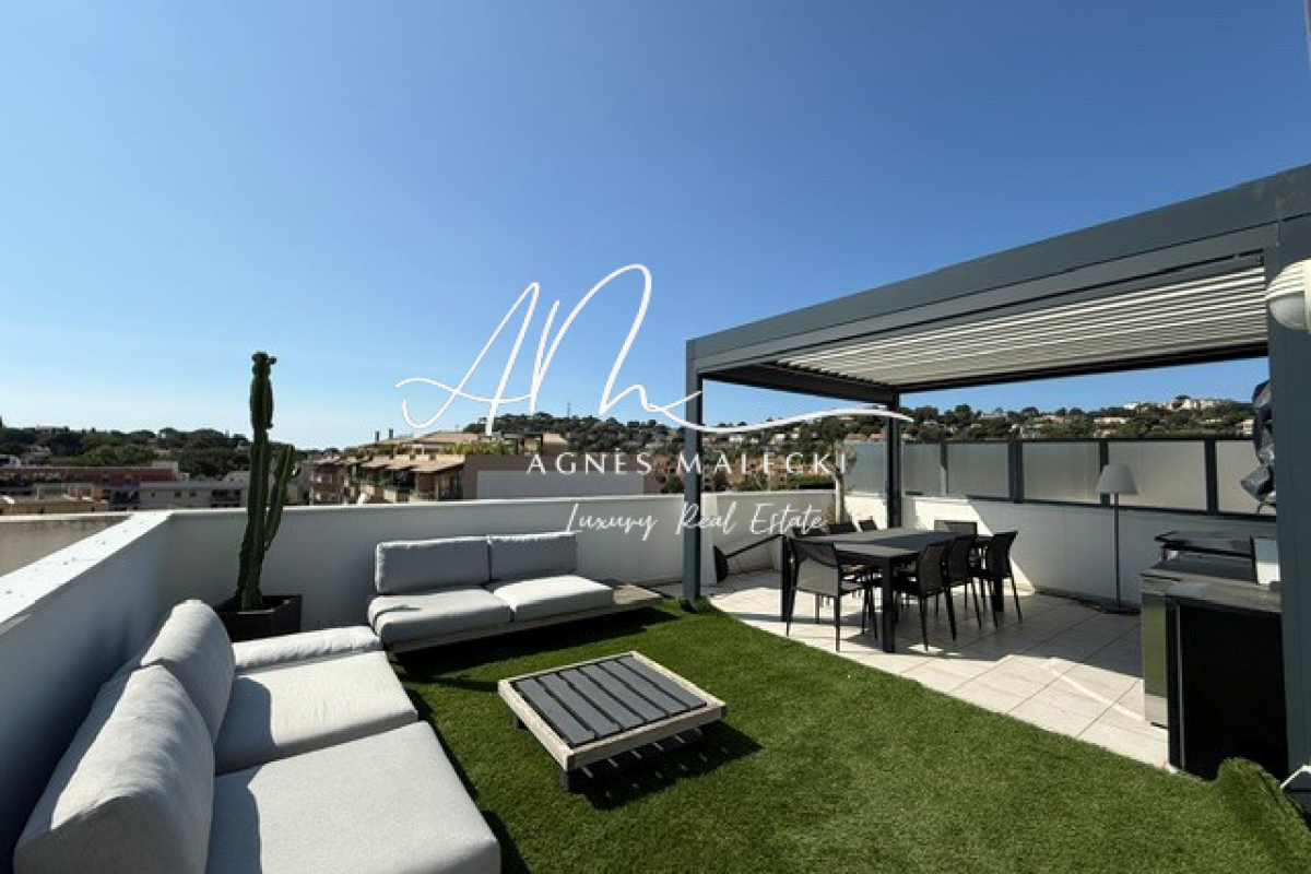 Luxury Apartment for sale in Cavalaire-sur-Mer, 750 000 €, Photo 2