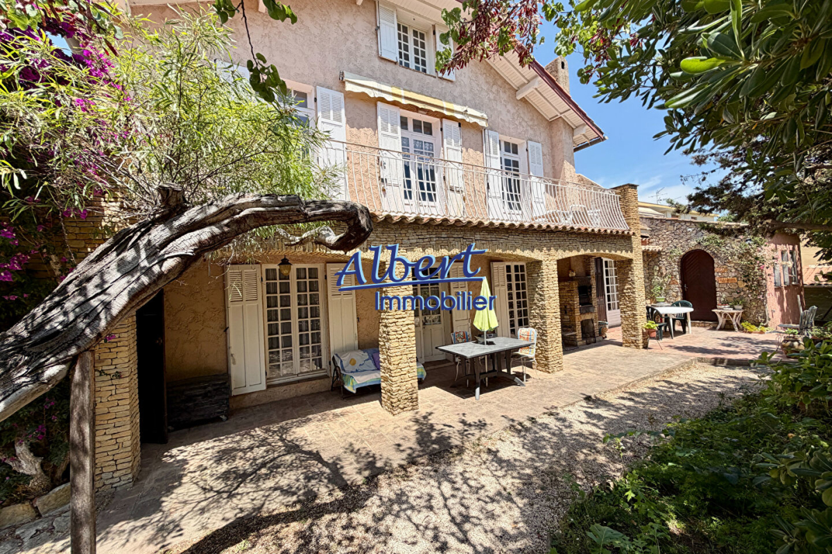 Maison de luxe à vendre à Sanary-sur-Mer, 1 196 000 €, Photo 1