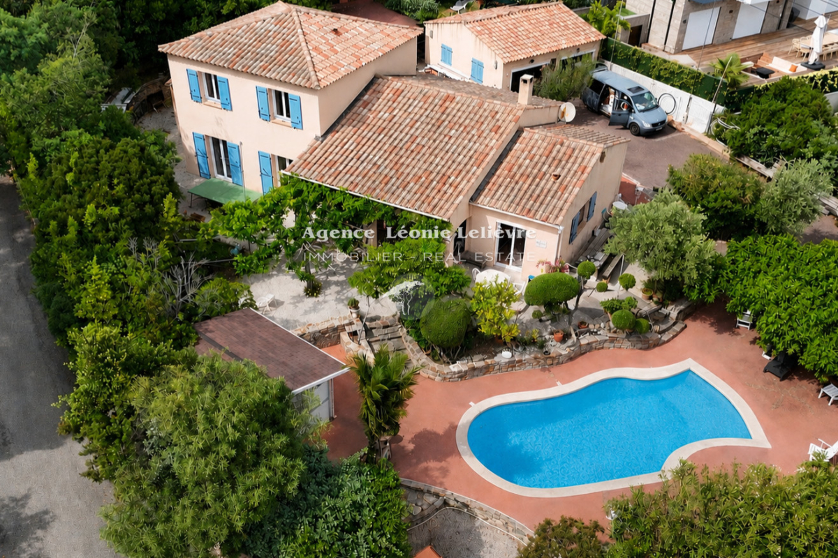 Maison de luxe à vendre à Les Issambres, 1 090 000 €, Photo 1