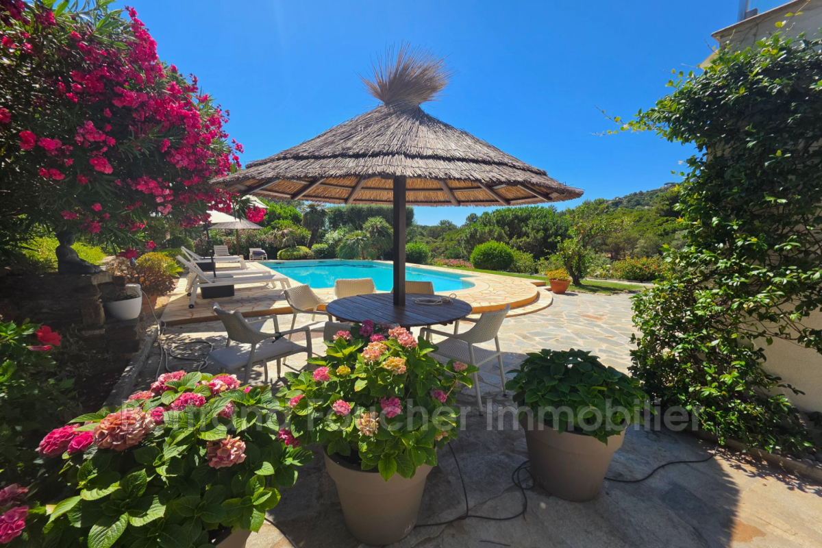 Maison de luxe à vendre à Cavalaire-sur-Mer, 1 840 000 €, Photo 2