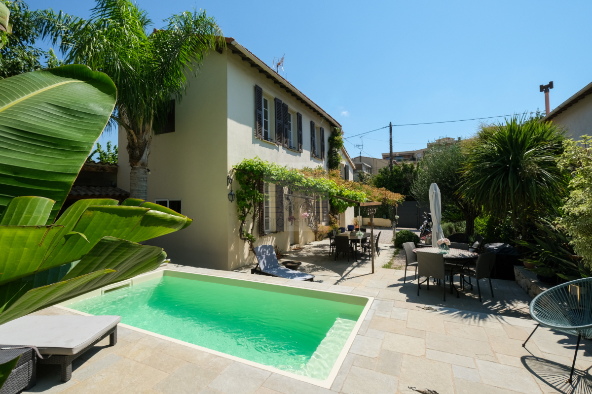 Maison de luxe à vendre à Saint-Laurent-du-Var, 950 000 €, Photo 2