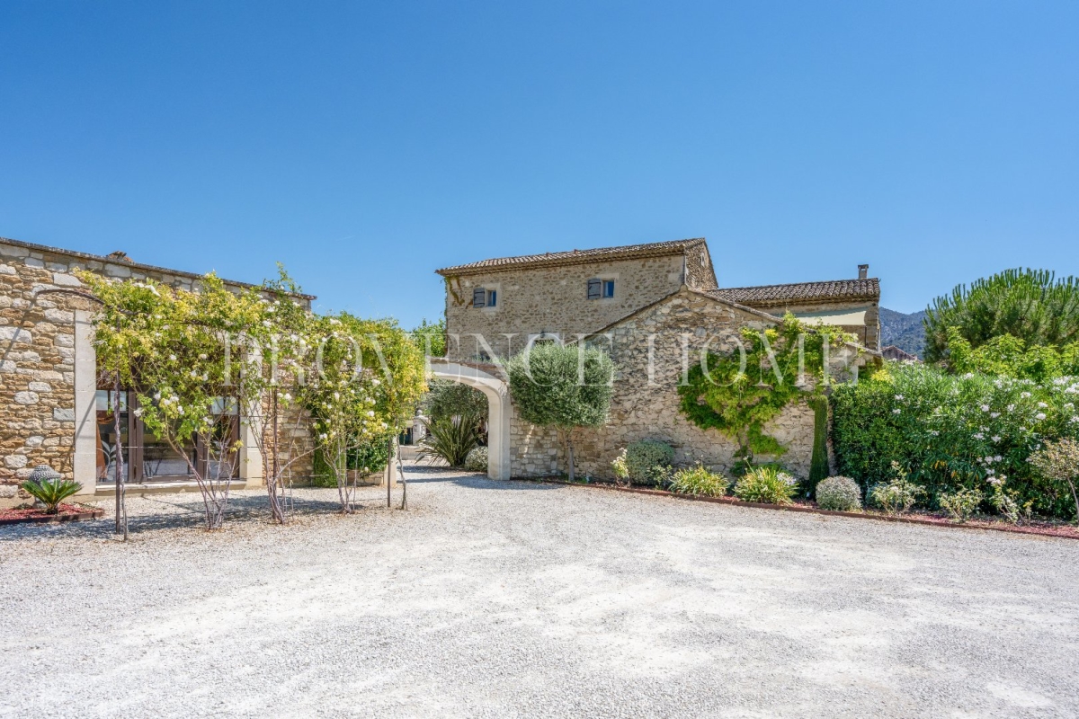 Luxury House for sale in Gordes, 3 300 000 €, Photo 2