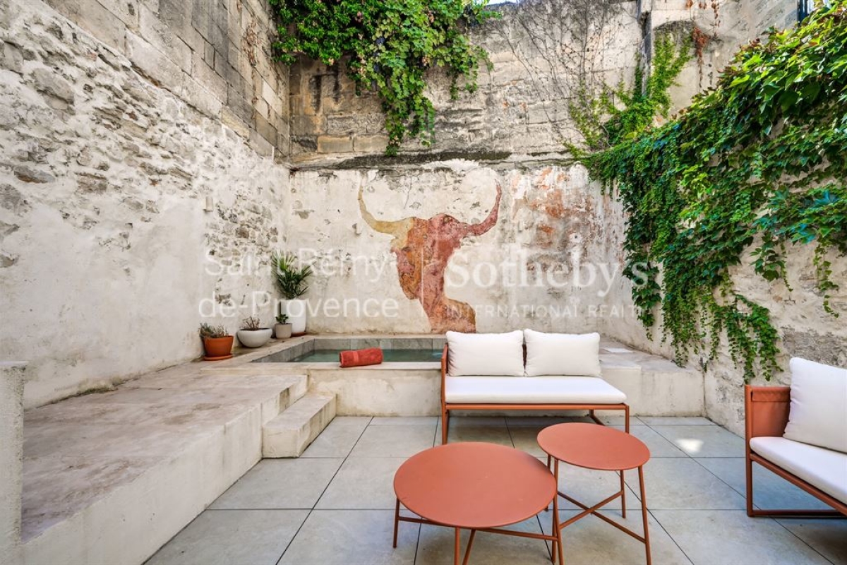 Maison de luxe à vendre à Arles, 695 000 €, Photo 2