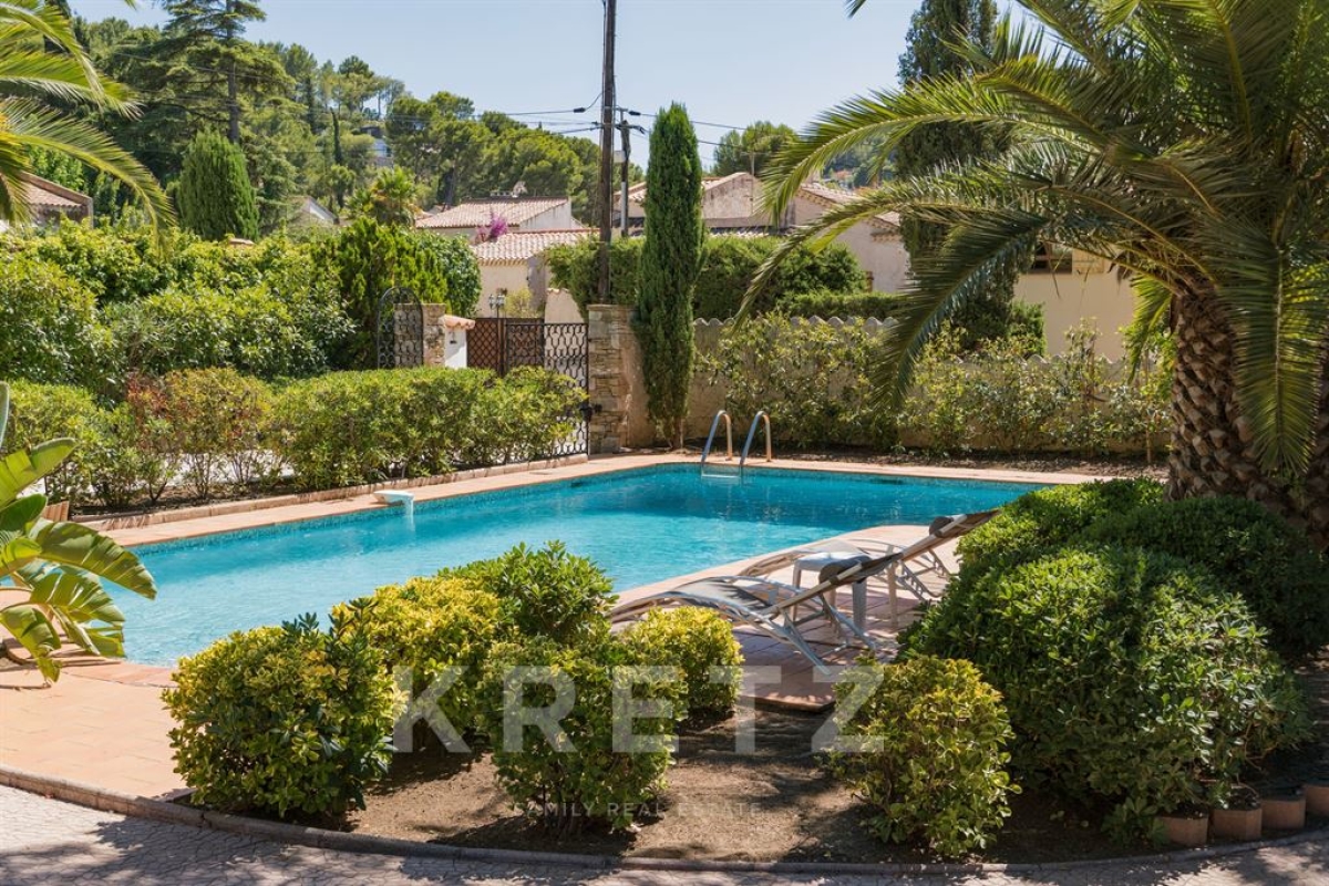 Maison de luxe à vendre à Saint-Cyr-sur-Mer, 945 000 €, Photo 1