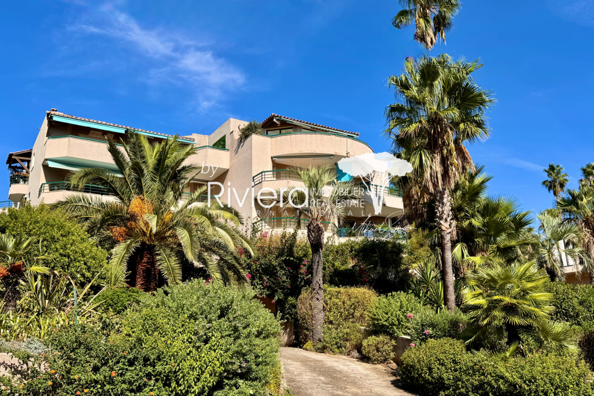 Luxury Apartment for sale in Cavalaire-sur-Mer, 908 250 €, Photo 2