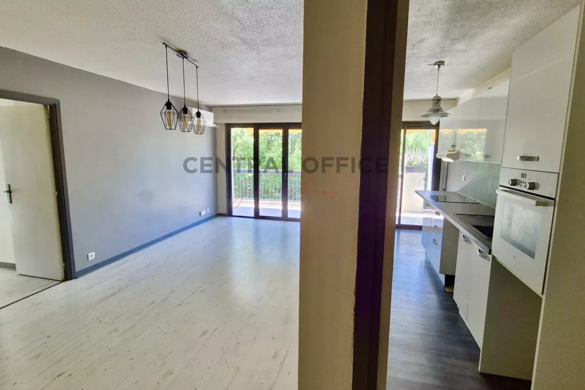 Luxury Apartment for sale in Antibes, 395 000 €, Photo 2