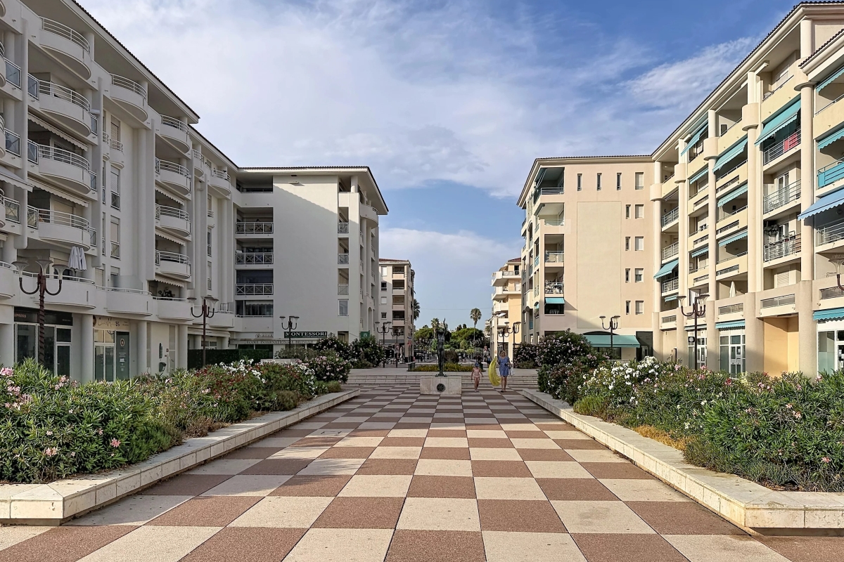 Luxury Apartment for sale in Antibes, 775 000 €, Photo 3