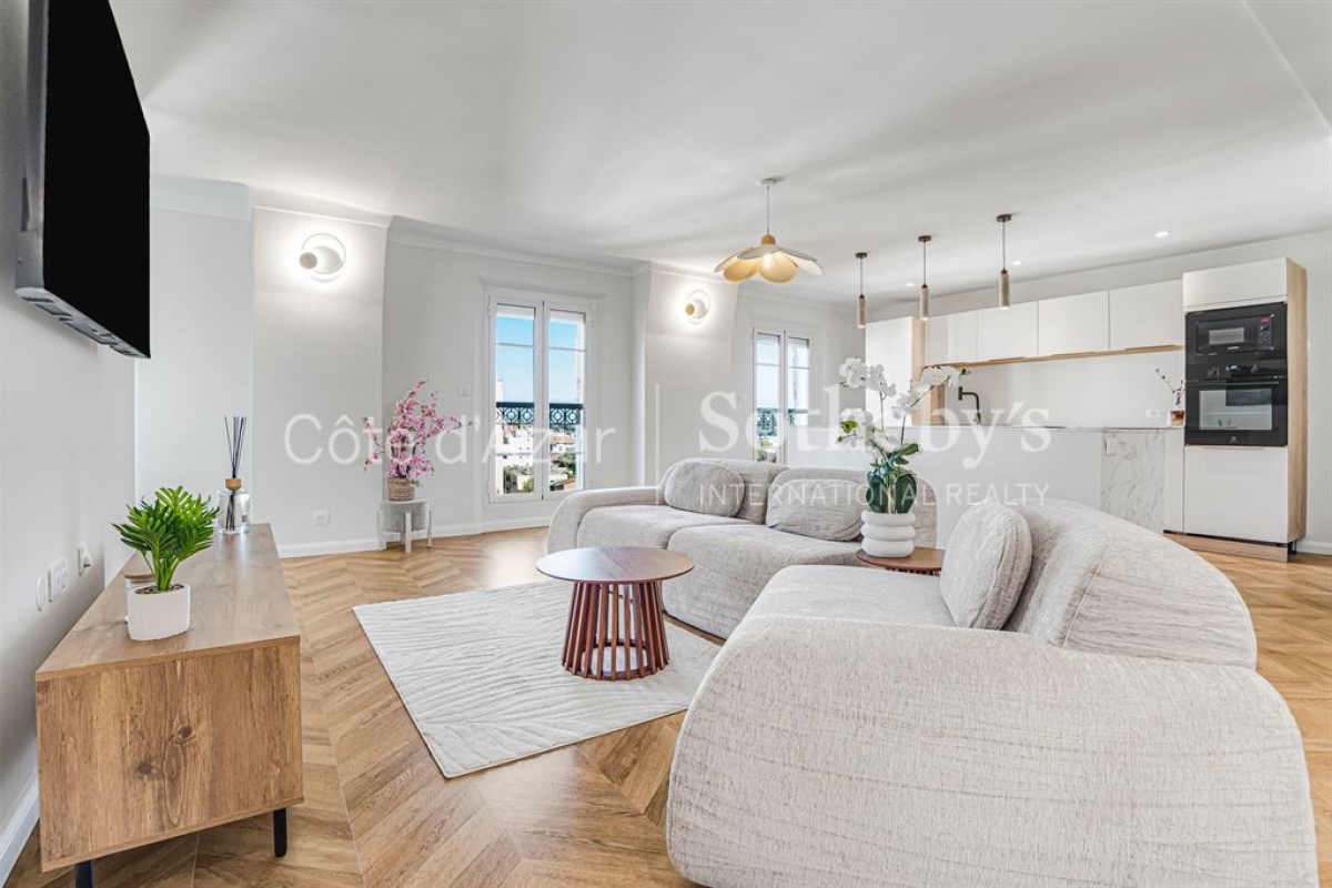 Luxury Apartment for sale in Antibes, 735 000 €, Photo 1