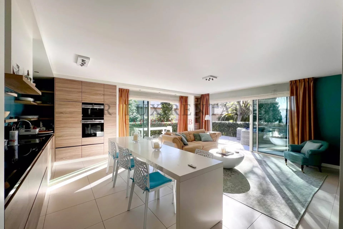 Luxury Apartment for rental in Antibes, 2 500 €, Photo 2