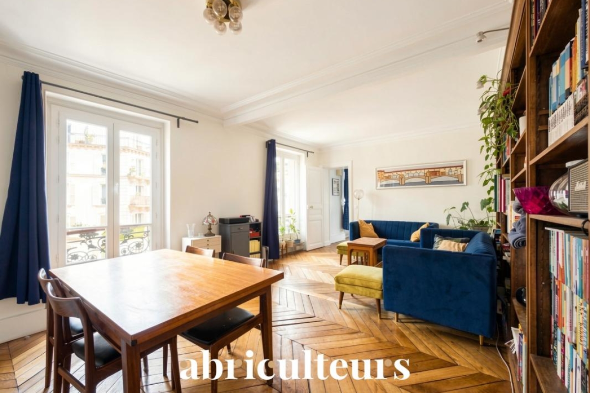 Luxury Apartment for sale in Paris 18ème, 735 000 €, Photo 1