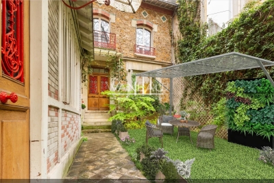 Paris XVe - DEMEURE FAMILIALE (291²m² Carrez - 370 m² au sol) et son jardin (95m²)