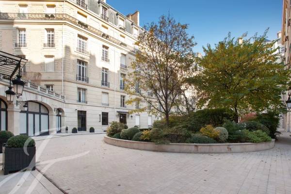 avenue montaigne paris, luxury villas and prestige apartments.
