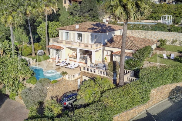 Maison de luxe à louer à Le Golfe Juan, 8 500 €, Photo 1