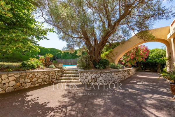 Maison de luxe à vendre à Antibes, 2 350 000 €, Photo 2