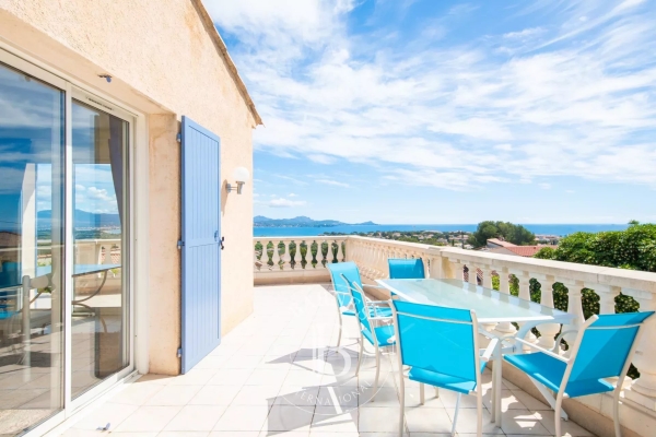 Maison de luxe à vendre à Saint-Aygulf, 1 175 000 €, Photo 1