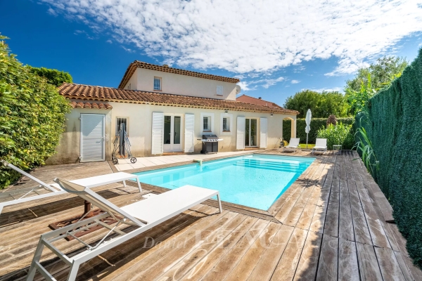 Maison de luxe à vendre à Saint-Cyr-sur-Mer, 1 080 000 €, Photo 1