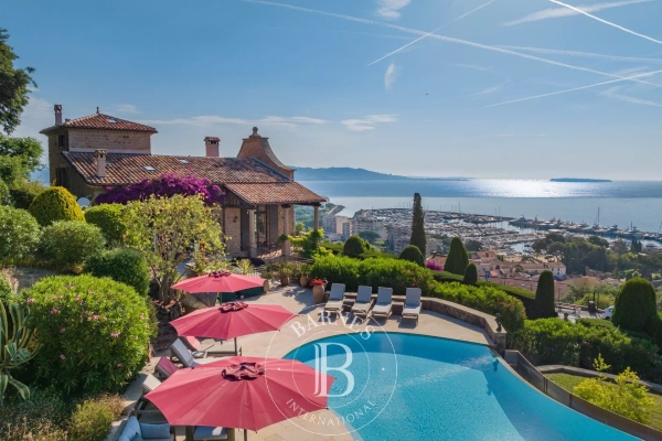 Maison de luxe à louer à Mandelieu-la-Napoule, 5 335 €, Photo 1