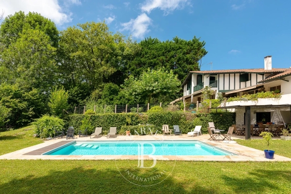 Luxury House for sale in Ascain, 1 740 000 €, Photo 1