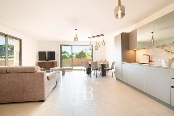 Luxury Apartment for sale in Grimaud, 1 075 000 €, Photo 3