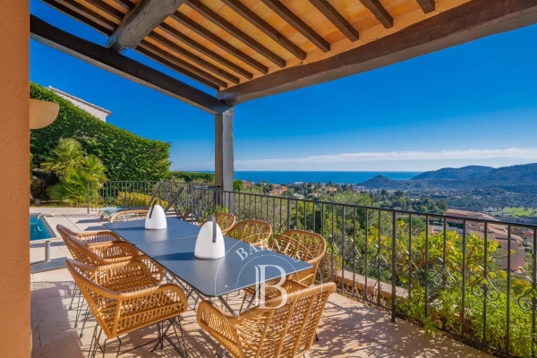 Maison de luxe à louer à Mandelieu-la-Napoule, 8 000 €, Photo 1