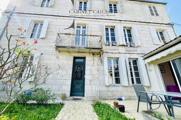 Maison de luxe à vendre à Saintes, 420 000 €, Photo 1
