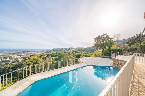 Maison de luxe à louer à Mandelieu-la-Napoule, 5 350 €, Photo 1