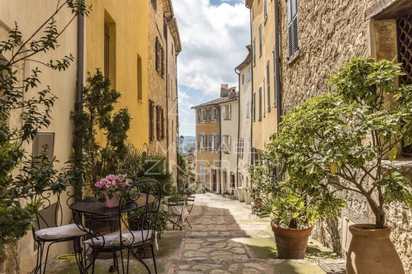 Luxury Apartment for sale in Châteauneuf-Grasse, 570 000 €, Photo 2