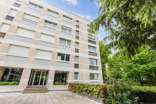 Luxury Apartment for sale in Garches, 690 000 €, Photo 1